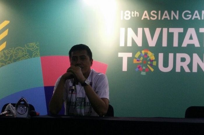Pelatih tim voli putra Indonesia 1, Andrui Widiyatmoko, berbicara dalam konferensi pers seusai laga di Tennis Indoor, Senayan, Jakarta, Rabu (14/2/2018).