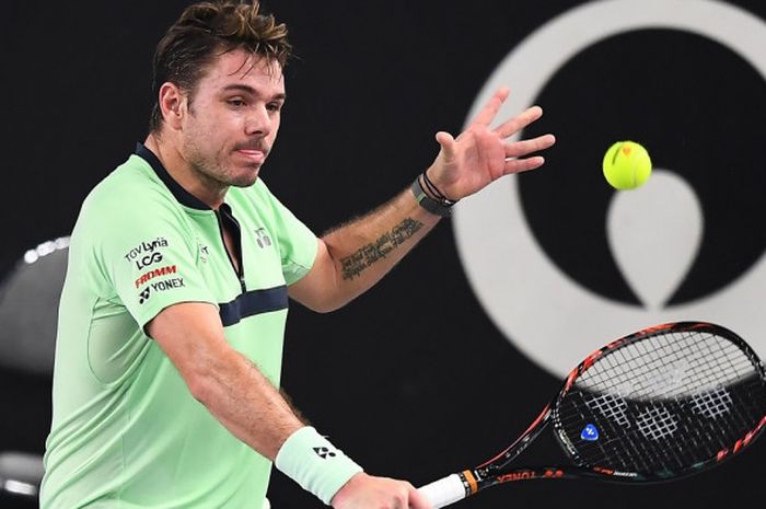 Petenis putra Swiss, Stan Wawrinka, mengembalikan bola pukulan Ilya Ivashka (Belarus) pada pertandingan turnamen Marseille Open 13 Provence di Marseille, Prancis, 22 Februari 2018.