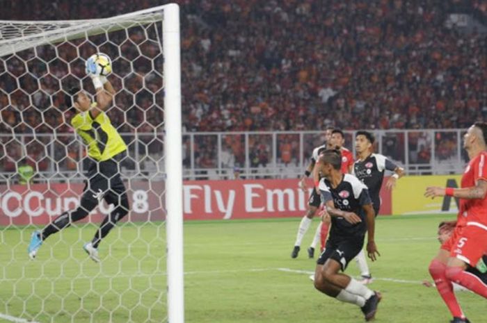  Kiper Persija Jakarta, Rizky Darmawan, saat melawan Home United 