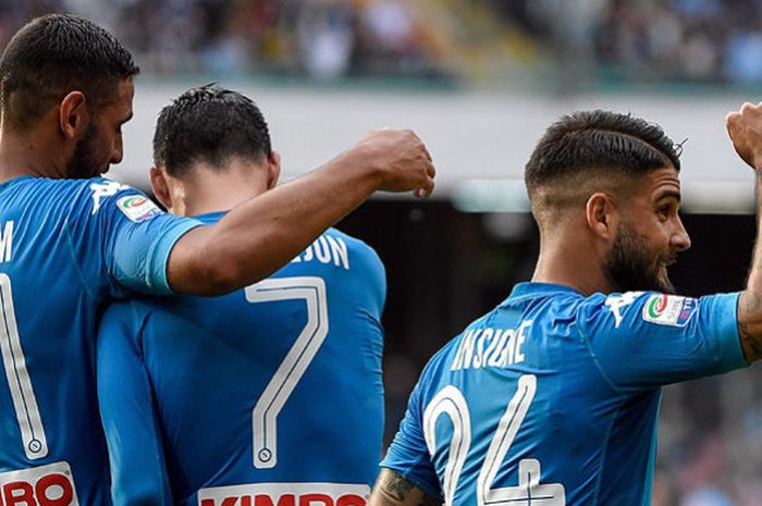 Striker Napoli, Lorenzo Insigne (kanan), melakukan selebrasi seusai mencetak gol ke gawang Sassuolo dalam laga lanjutan Liga Italia 2017-2018 di Stadion San Paolo Comunal, Naples, pada 29 Oktober 2017.