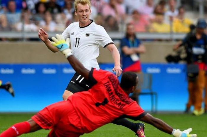 Pemain Jerman U-23, Julian Brandt mengelabuhi kiper senior yang membela Fiji U-23, Simione Tamanisau pada laga terakhir fase penyisihan Grup C Olimpiade 2016 di Stadion Mineirao pada 10 Agustus 2016.