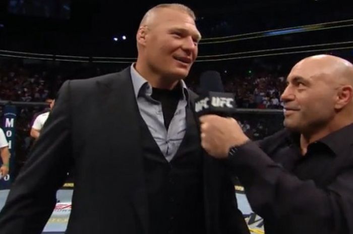 Brock Lesnar (kiri) saat diwawancarai Joe Rogan (kanan)  saat hadir dalam ajang UFC 226 yang berlangsung Sabtu (8/7/2018) malam waktu Amerika Serikat.