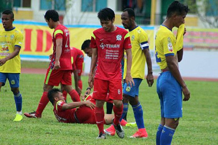 Pemain PS Timah Babel terkapar usai dilanggar pemain 757 Kepri Jaya di Stadion Citra Mas Batam Minggu (13/8/2017). 
