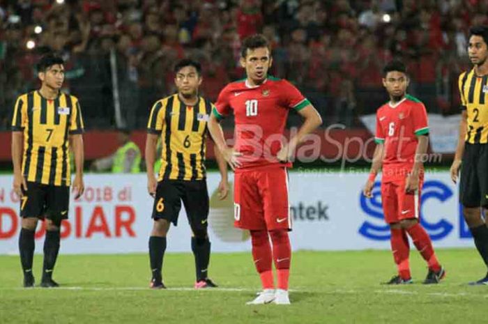  Ekspresii gelandang tim nasional U-19 Indonesia, Egy Maulana Vikri, sebelum mengeksekusi tendangan penalti saat melawan Malaysia pada semifinal Piala Asia U-19 di Stadion Gelora Delta Sidorajo, Kamis (12/7/2018).   