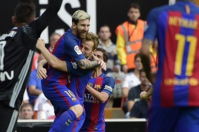 Penyerang FC Barcelona, Lionel Messi (kedua dari kiri), merayakan gol bersama rekan-rekannya dalam laga La Liga kontra Valencia, di Stadion Mestalla, Sabtu (22/10/2016).