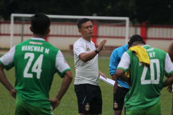 Direktur Teknik Bhayangkara FC, Yeyen Tumena memimpin latihan skuat The Guardian sebelum ditetapkan 