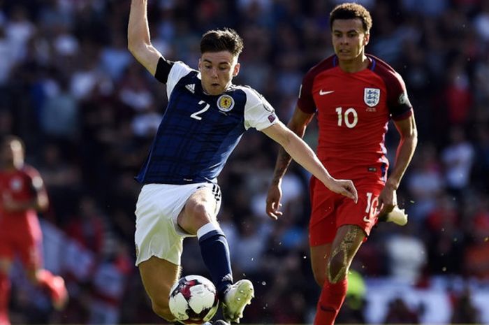 Kieran Tierney (kiri) mengontrol bola saat timnas Skotlandia melawan Inggris pada partai Kualifikasi Piala Dunia zona Eropa di Hampden Park, 10 Juni 2017.