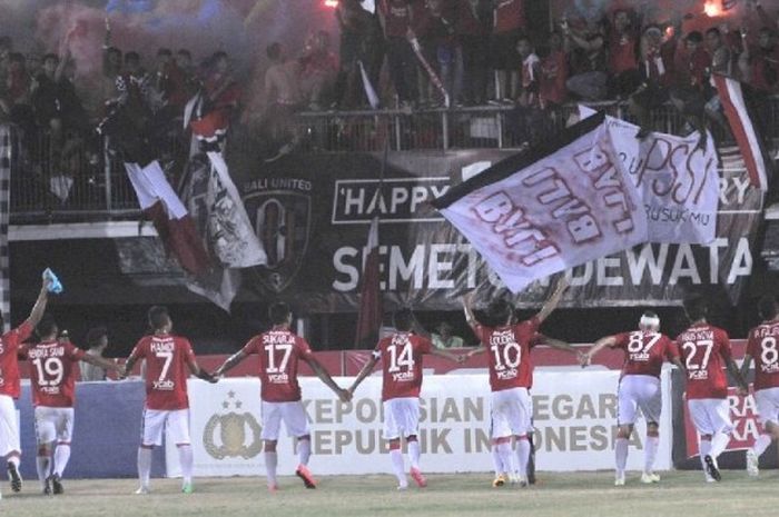 Selebrasi para pemain Bali United di hadapan para suporter klub, Semeton Dewata, seusai mengalahkan PS Polri.