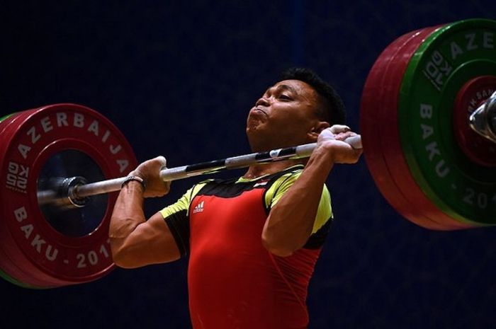 Aksi atlet angkat besi putra Indonesia, Eko Yuli Irawan, saat melakukan angkatan dalam cabang olahraga angkat besi kelas 62 kg dalam ajang Islamic Solidarity Games 2017 di Baku Sport Hall, Baku, (14/5/2017).