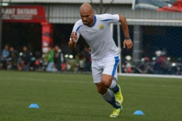 Striker anyar Persib, Sergio van Dijk mengikuti latihan perdana skuat Maung Bandung di di Lapangan Progresif Football, Jalan Soekarno Hatta, Kota Bandung, Senin (23/5/2016) sore. 