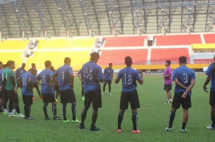 Pelatih Sriwijaya FC, Osvaldo Lessa, memberikan instruksi kepada anak asuhnya saat berlatih di Stadion Gelora Sriwijaya Jakabaring, Palembang. Nasib Lessa sebagai pelatih akan ditentukan setelah pertandingan melawan Mitra Kukar, Rabu (7/6/2017) di Jakabaring.