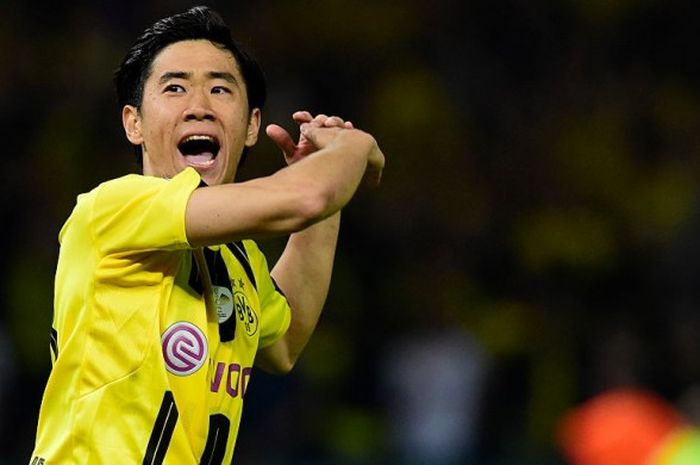 Aksi selebrasi gelandang Borussia Dortmund, Shinji Kagawa, setelah menjebol gawang Bayern Muenchen dalam lakon adu penalti di final Piala Jerman di Olimpiastadion Berlin, 21 Mei 2016.