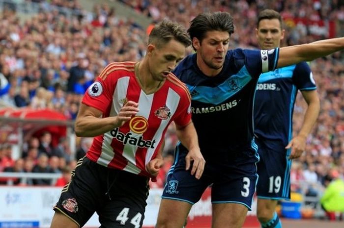 Pemain Sunderland, Adnan Januzaj (kiri), berebut bola dengan bek  Middlesbrough, George Friend, pada pertandingan Premier League pada 21 Agustus 2016. 