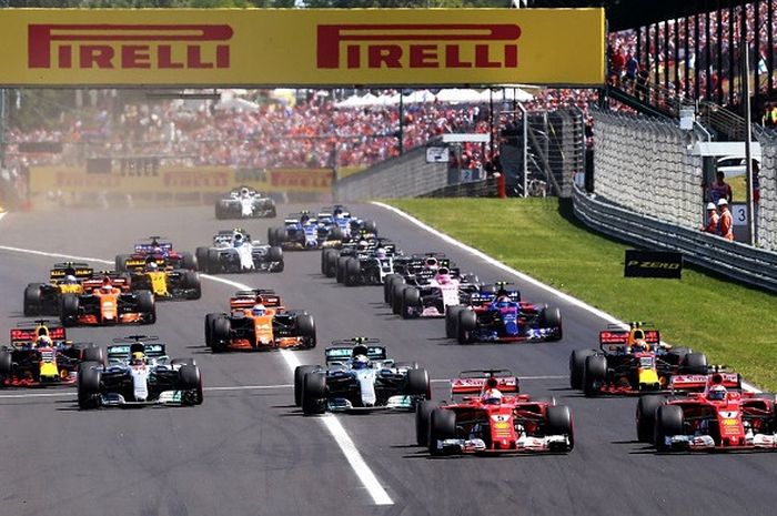 Para pebalap Formula 1 memulai start saat GP Inggris.