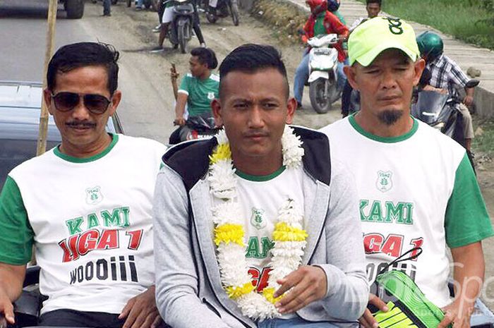 Pelatih Djajang Nurdjaman (kiri), kiper Abdul Rohim (tengah), dan Edi Syahputra saat konvoi merayaka