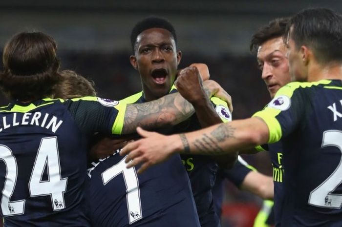 Striker Arsenal, Danny Welbeck (tengah), merayakan gol yang dicetak Alexis Sanchez ke gawang Southampton dalam laga Premier League di Stadion St. Mary's, Southampton, Inggris, pada 10 Mei 2017.