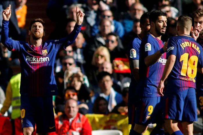Megabintang FC Barcelona, Lionel Messi (kiri), merayakan gol yang dia cetak ke gawang Real Madrid dalam laga Liga Spanyol di Stadion Santiago Bernabeu, Madrid, pada 23 Desember 2017.