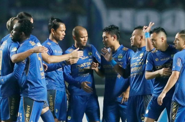 Gelandang Dedi Kusnandar (empat dari kanan) bersama pemain Persib saat menjamu Persija pada laga putaran pertama Liga 1 musim 2017 di Stadion Gelora Bandung Lautan Api, Kota Bandung, 22 Juli 2017.  