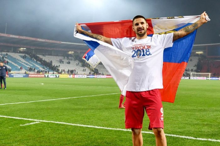 Striker Serbia, Aleksandar Mitrovic, merayakan keberhasilan timnya menaklukkan Georgia dalam laga Kualifikasi Piala Dunia 2018 zona Eropa di Stadion Rajko Mitic, Belgrade, pada 9 Oktober 2017.