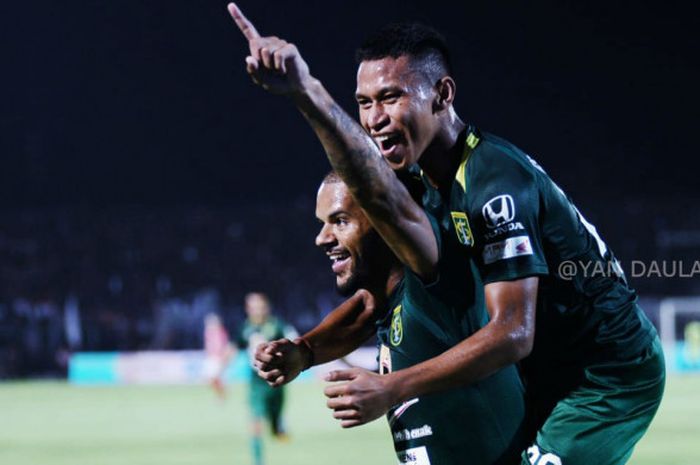 Penyerang Persebaya, Osvaldo Haay, merayakan gol ke gawang Bali United pada pertandingan Liga 1 2018