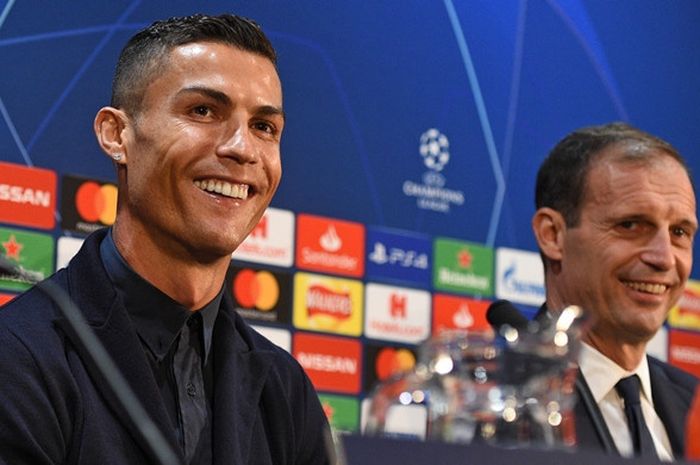 Megabintang Juventus, Cristiano Ronaldo (kiri), menghadiri konferensi pers bersama pelatih Massimiliano Allegri di Stadion Old Trafford, Manchester, Inggris pada 22 Oktober 2018.