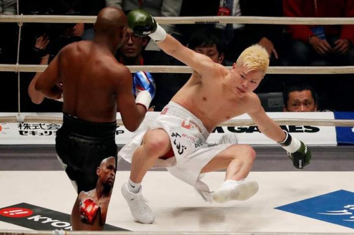 Floyd Mayweather Jr berhasil menang KO atas Tenshin Nasukawa.