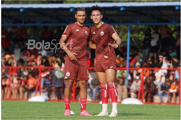  Ryuji Utomo dan Bruno Oliveira de Matos alias Bruno Matos dalam latihan Persija Jakarta di Lapangan Aldiron, Pancoran, Jakarta Selatan, Senin (7/1/2019). 