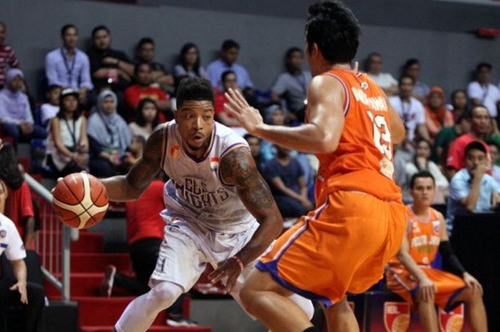 Pebasket CLS Knights, Jamarr Johnson (jersey putih) berupaya melewati hadangan pemain Pelita Jaya EMP Jakarta, Ponsianus Nyoman Indrawan (jersey oranye), pada gim kedua final IBL yang berlangsung di Britama Arena, Kelapa Gading, Jakarta Utara, Sabtu  (28/5/2016).