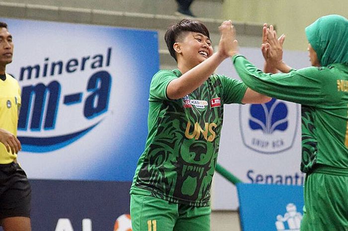 Dua pemain tim putri Universitas Negeri Sebelas Maret (UNS) Surakarta merayakan kemenangan mereka atas tim putri Universitas PGRI Semarang (UPGRIS) dalam laga LIMA Futsal Kaskus CJYC 2017 di GOR Ki Bagoes Hadikoesoemo, Senin (21/8).