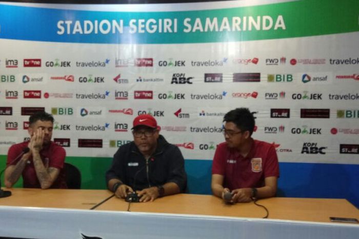 Pelatih Borneo FC, Iwan Setiawan saat memberikan komentar usai laga melawan Bali United di Stadion Segiri, Samarinda, Kalimantan Timur, Senin (11/9/2017) pukul 22.00 WITA