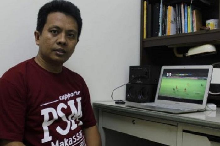Suporter PSM Makassar bernama Farid, menonton pertandingan PSM Makassar Vs Borneo FC pada Sabtu (19/5/2018) lewat  Video Streaming di  Taiwan 