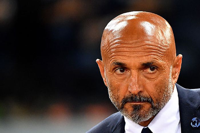 Ekspresi pelatih Inter Milan, Luciano Spalletti, saat mengawal timnya melawan AS Roma dalam laga lanjutan Liga Italia 2017-2018 di Stadion Olympico, Roma, Italia, pada 26 Agustus 2017. 