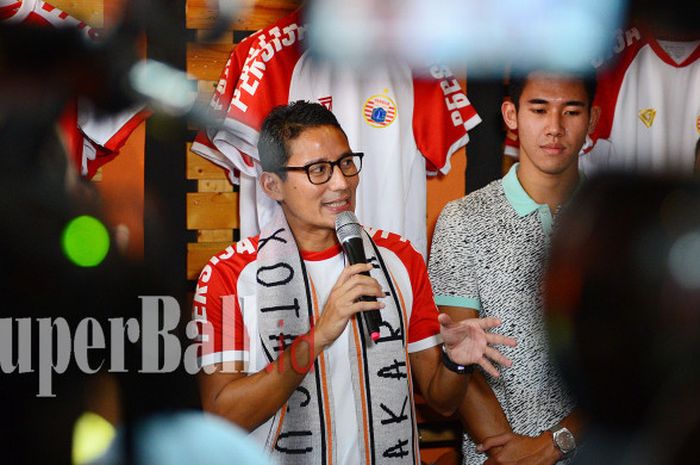  Wakil Walikota Jakarta Terpilih Sandiaga Uno (kiri) bersama Pemain Persija Jakarta Ryuji Utomo (kanan) saat launching Original Store Persija yang terletak di Rawasari, Jakarta Pusat, pada Selasa (12/9/2017). 