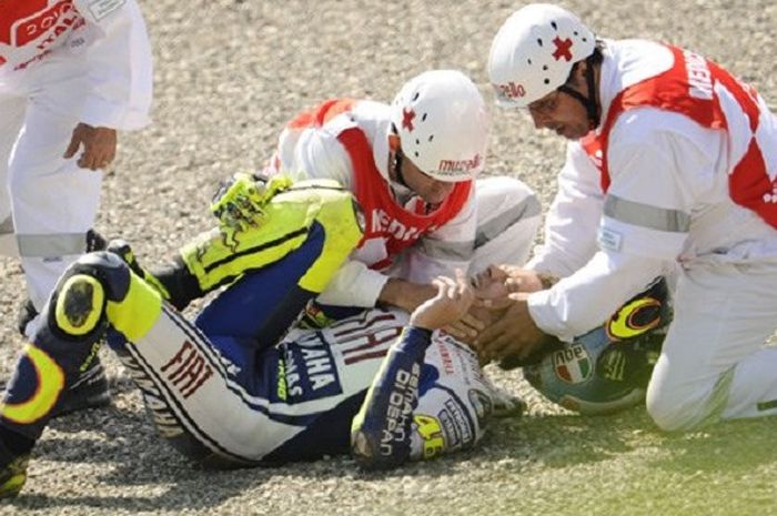 Valentino Rossi mengalami cedera patah kaki kanan saat MotoGP Italia tahun 2010.