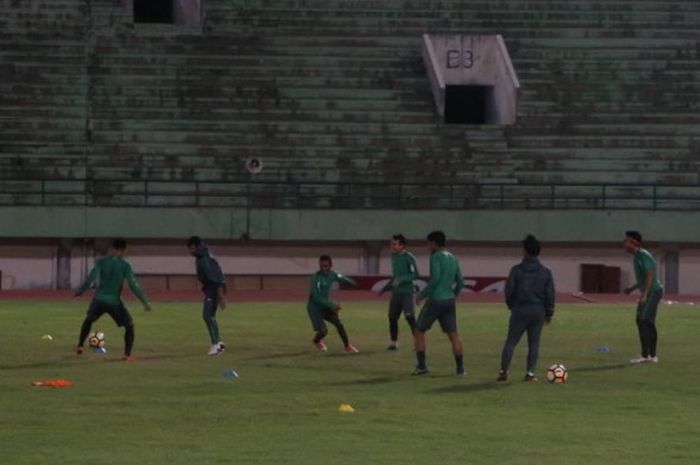 Para Pemain Timnas U-19 Indonesia Menggelar Latihan Resmi di Stadion Manahan, Solo, Minggu (27/5/2018).