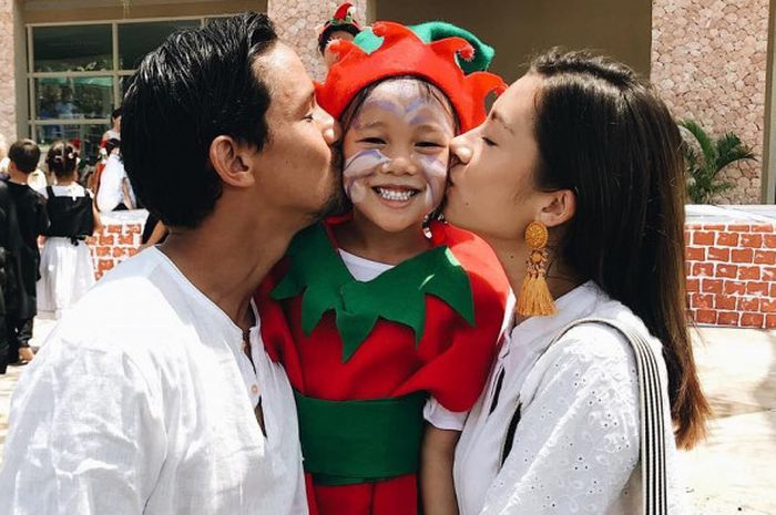 Jennifer Bachdim (kanan) dan Irfan Bachdim mencium putri mereka yang bernama Kiyomi