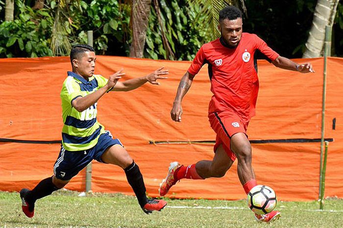 Aksi penyerang Semen Padang, Ananias Fingkreuw (kanan), saat melawan 50 Kota Selection dalam laga uji coba  di lapangan Balai Rupi, Nagari Simalanggang Kabupaten 50 Kota, Sabtu (3/2/2018) .