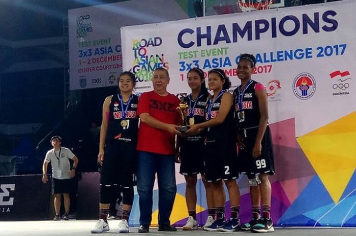 Tim basket 3x3 putri Indonesia berpose dengan Ketua Umum PP Perbasi saat seremoni penyerahan medali test event Asia Challenge 2017 di Center Court, GBK, Senayan, Jakarta, Sabtu (2/12/2017).