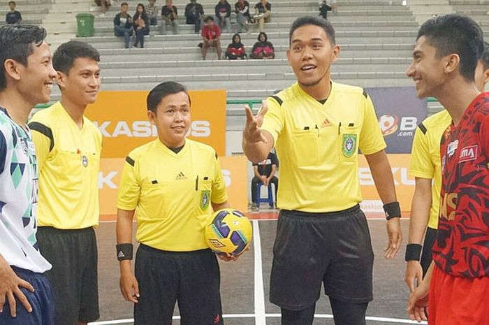 Tim Putra UNS bertemu dengan tim putra UMS dalam Laga Pertama hari keempat gelaran LIMA Futsal Kaskus CJYC 2017 di GOR Ki Bagoes Hadikoesoemo, UII Yogyakarta. (22/8/2017).
