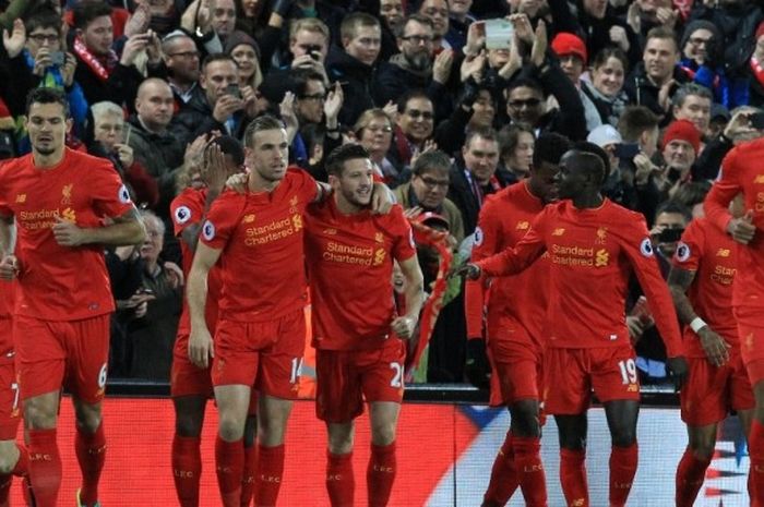 Para pemain Liverpool FC merayakan gol ke gawang West Ham United dalam laga Premier League di Anfield, Liverpool, Inggris, 11 Desember 2016.