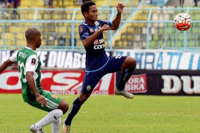 Pemain sayap kiri Arema FC, Nasir, saat berhadapan dengan PS TNI dalam laga pamungkas Grup B Piala Presiden 2017 di Stadion Kanjuruhan 16 Februari 2017.