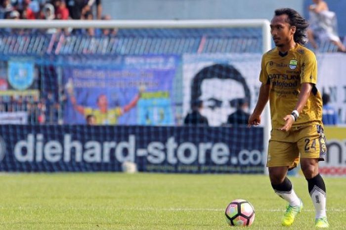 Aksi gelandang Persib, Hariono saat timnya dijamu Persela pada laga pekan ke-31 Liga 1 musim 2017 di Stadion Surajaya, Lamongan, Minggu (22/10/2017) sore.
