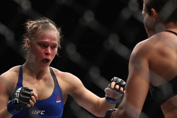  Petarung UFC, Ronda Rousey (kiri), berhadapan dengan Amanda Nunes pada ajang UFC 207 di Las Vegas, 