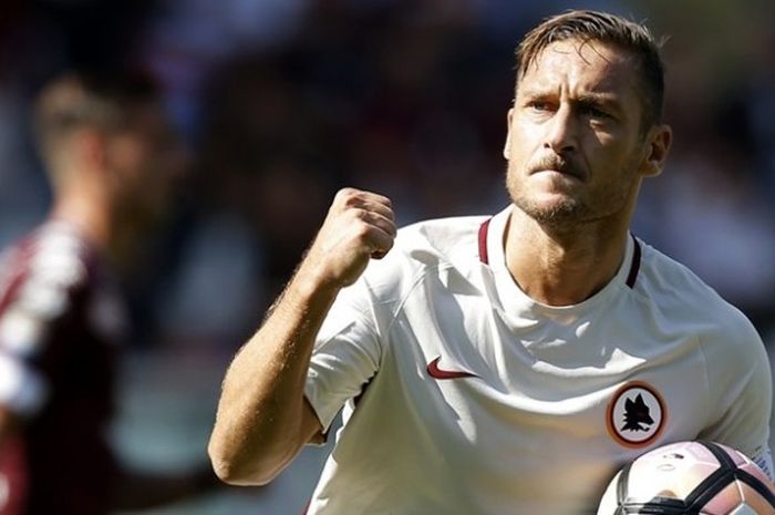 Penyerang AS Roma, Francesco Totti, merayakan golnya dalam pertandingan Serie A melawan Torini, Minggu (25/9/2016). 