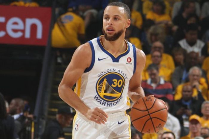 Aksi Stephen Curry saat membawa Golden State Warriors meraih kemenangan pada seri pertama NBA Finals 2018 yang berlangsung Jumat (1/6/2018) pagi WIB.