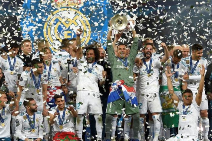  Para pemain Real Madrid merayakan kesuksesan menjuarai Liga Champions setelah menaklukkan Liverpool FC 3-1 pada final di Stadion NSC Olimpiyskiy, Kiev, Ukraina, pada Sabtu (26/5/2018).  