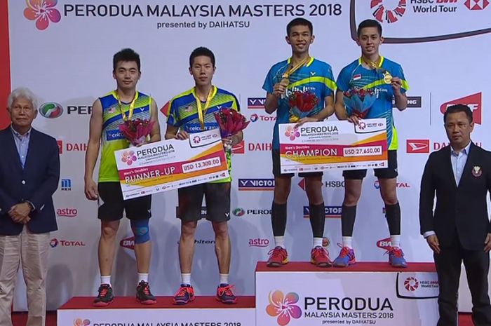 Fajar Alfian/Muhammad Rian Ardianto di podium Malaysia Masters 2018 setelah menang  14-21, 24-22, 21-13 atas ganda putra Malaysia, Goh V Shem/Tan Wee Kiong pada Minggu (21/1/2018) di Axiata Arena, Bukit Jlil, Kuala Lumpur.