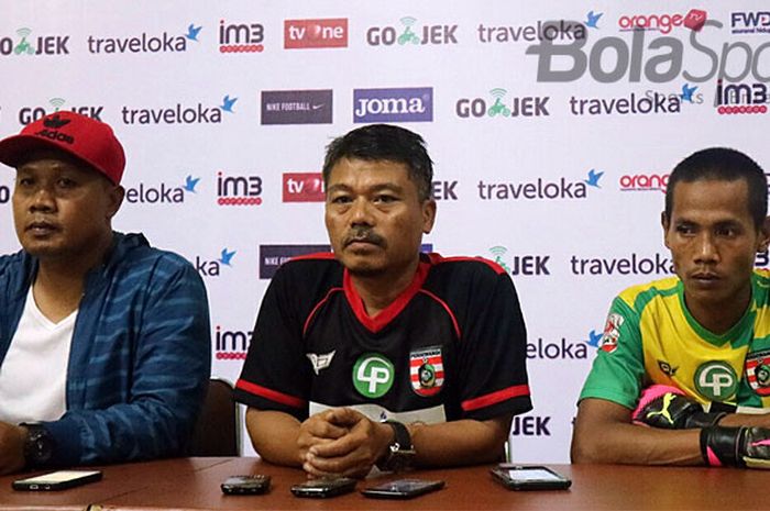Tim Persewangi Banyuwangi saat sesi konferensi pers usai pertandingan melawan PSBK Blitar di Stadion Kanjuruhan, Kabupaten Malang pada (10/10/2017).