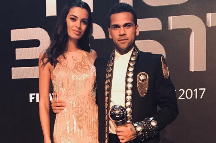 Dani Alves (kanan) bersama dengan Joana Sanz