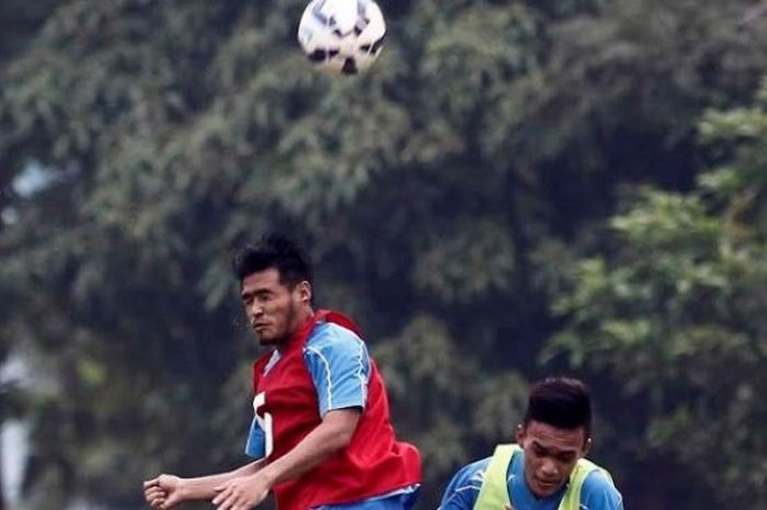 Bek Semen Padang, Novan Setya Sasongko dalam sebuah sesi latihan klubnya. Bek-bek skuat Kabau Sirah dapat warning jelang lawan Persija.